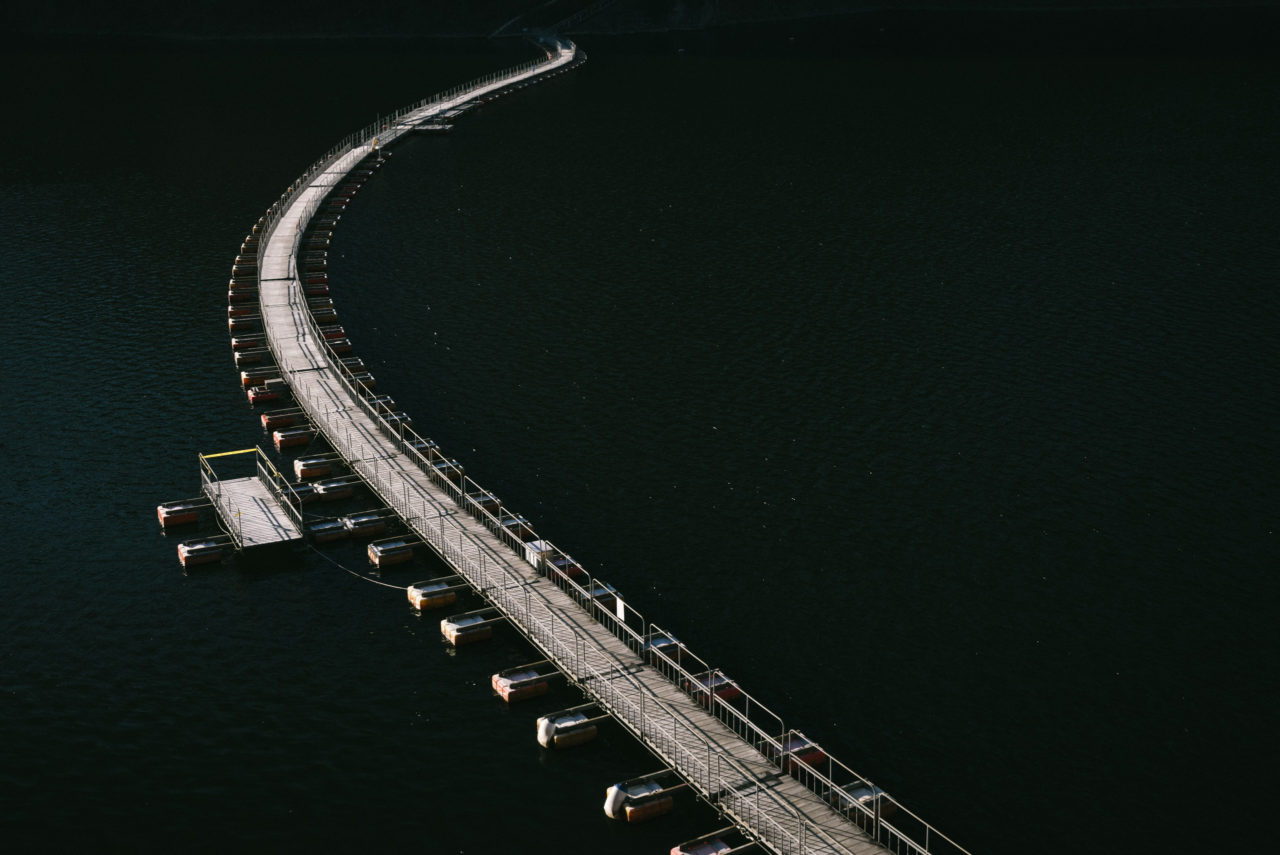 湖に浮かぶドラム缶橋