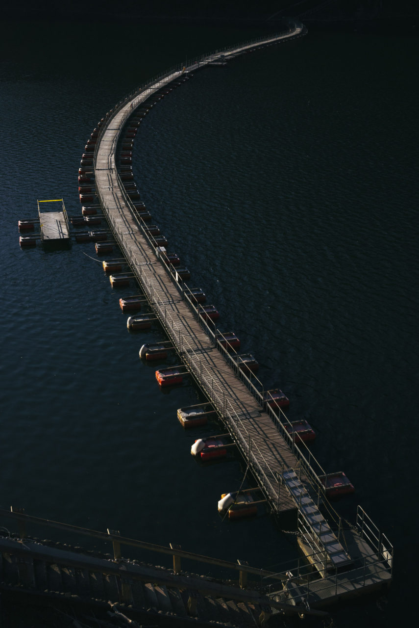 奥多摩湖に浮かぶドラム缶橋