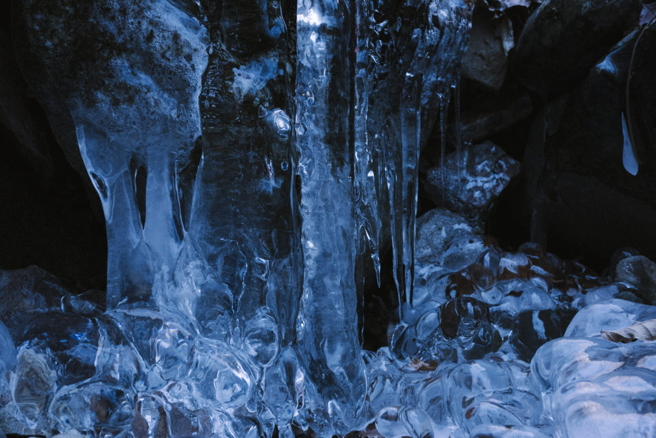 凍り付いた渓流の氷柱