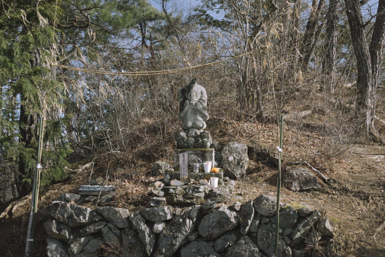山頂の仏像