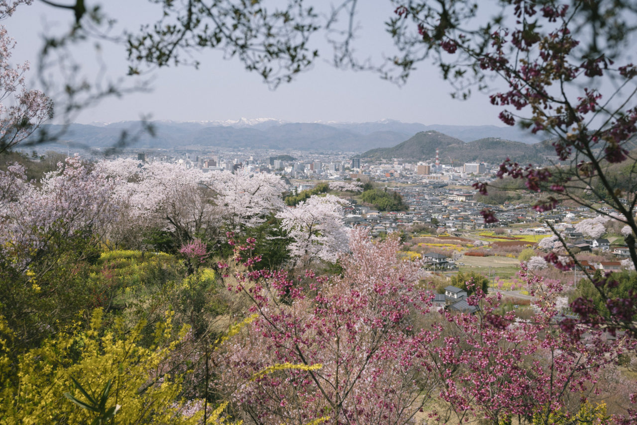 花見山から見える奥羽山脈と福島の町