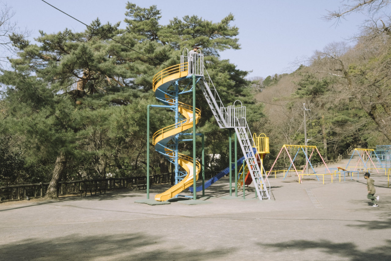 永山公園の遊具へ走る子供
