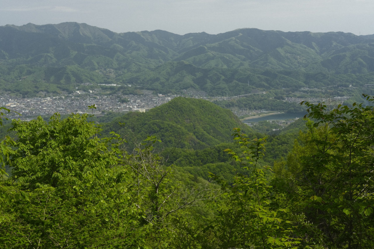 高柄山山頂から見下ろす中央線沿いの町