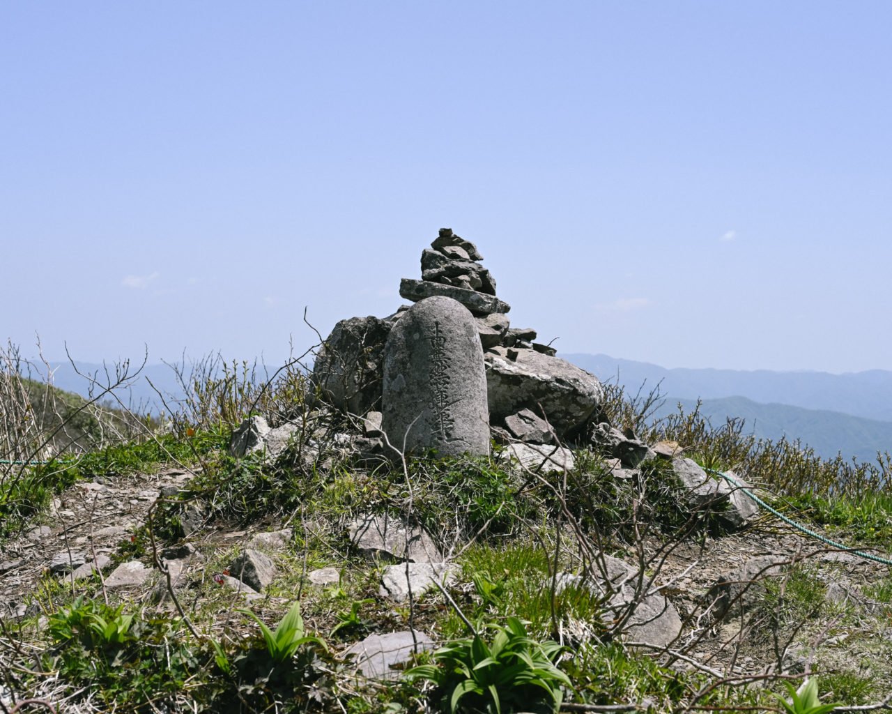 山頂の供養塔